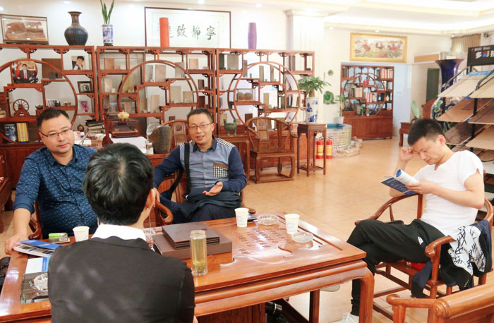熱烈歡迎西安辦廠客戶(hù)孫總、張總、楊總來(lái)鑫浪進(jìn)行技術(shù)交流