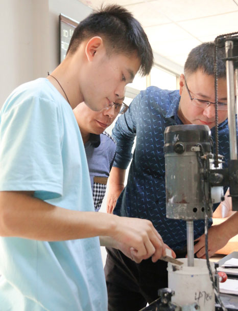 熱烈歡迎西安辦廠客戶(hù)孫總、張總、楊總來(lái)鑫浪進(jìn)行技術(shù)交流